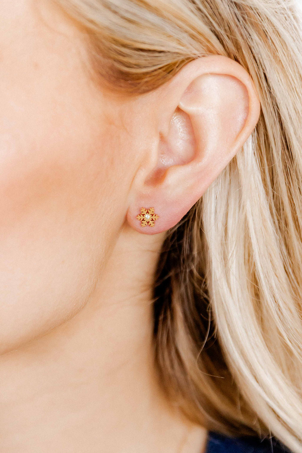 Screwback Stud Earrings - Snowflake - Gold